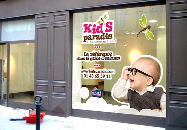 Habillage de vitrine Kid's Paradis - Création de vitrophanie par Emilie Le Béhérec Prima, Graphiste freelance dans le domaine de l'enfance