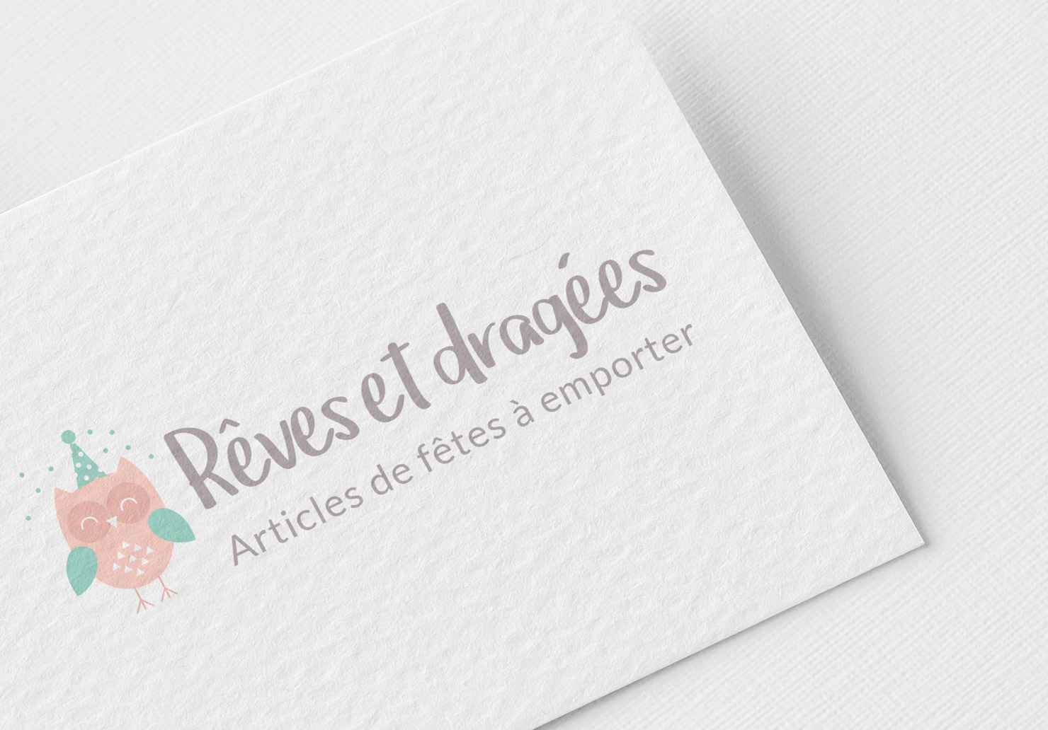 Logo Rêves et Dragées - Création de logos par Emilie Le Béhérec, graphiste freelance spécialisée dans le domaine de l'enfance